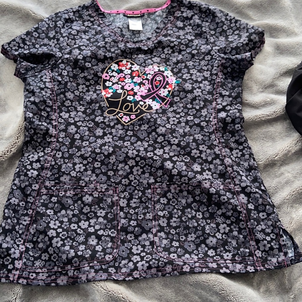 Heartsoul M scrub top. Excellent condition.
